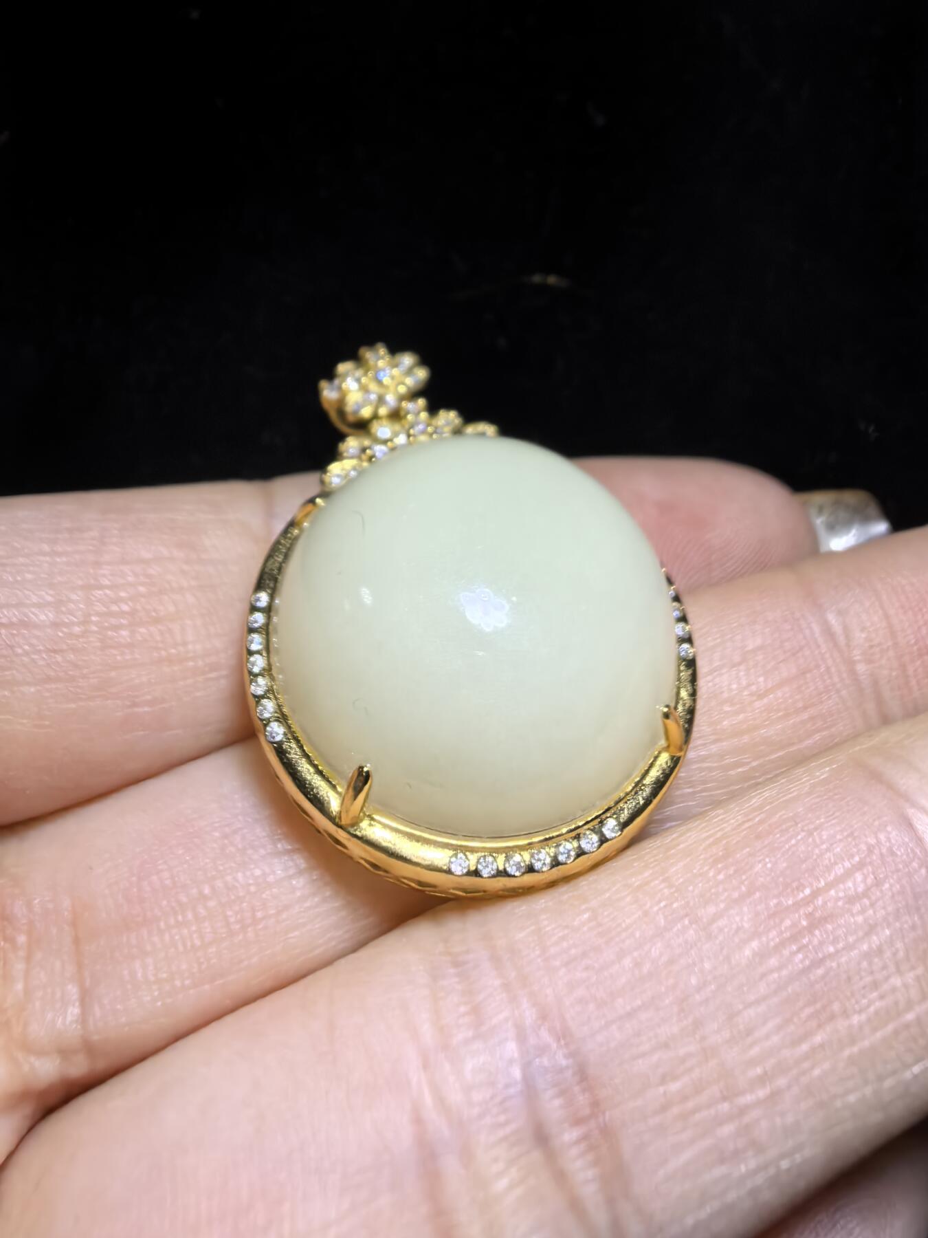 新疆和田若羌黄口料女款吊坠挂件，油糕料，玉质温润细腻老熟。脂粉十足，简约大气。尺寸:3.6cm＊2.6cm＊1.3cm克重：10.4g