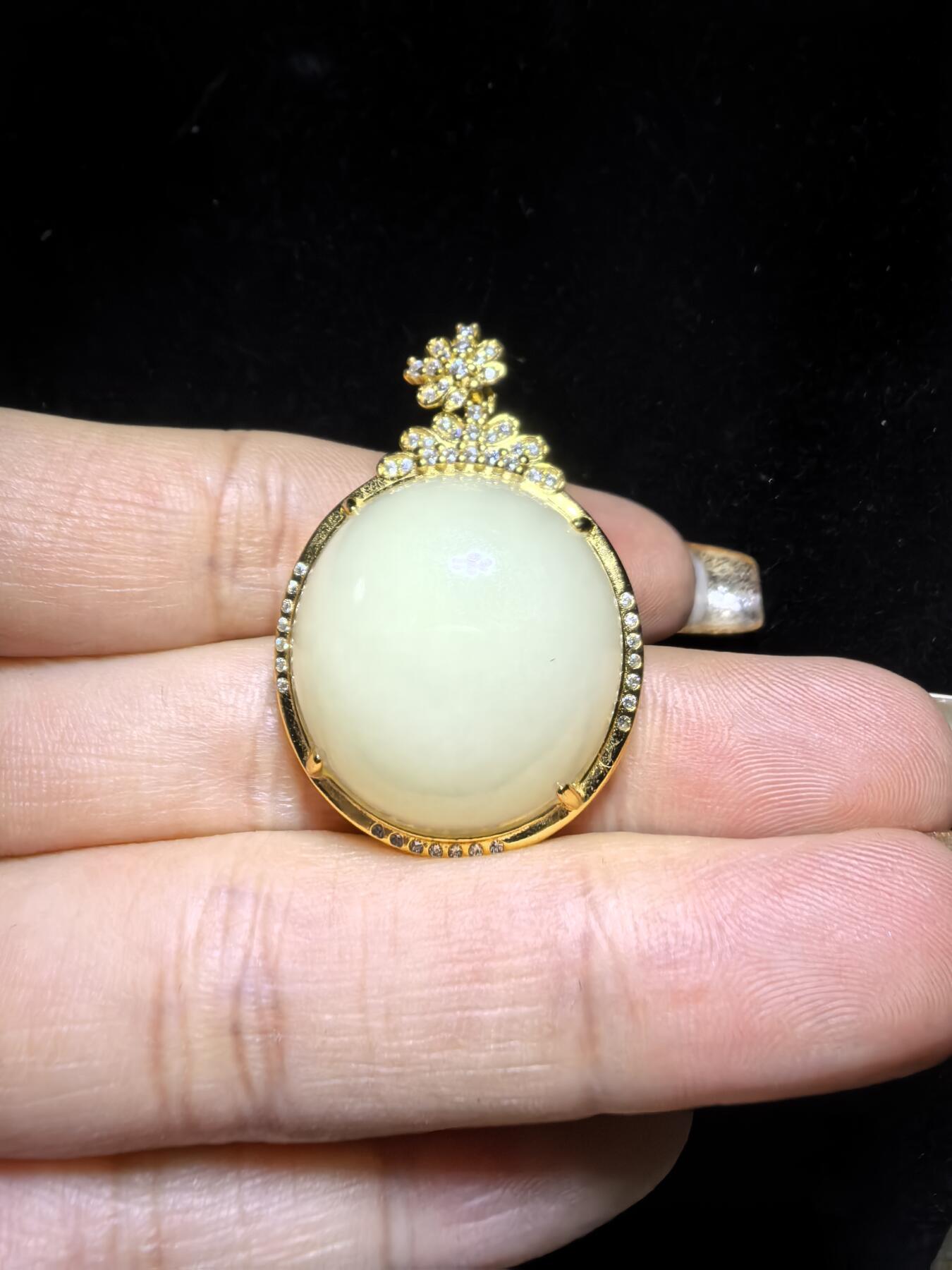 新疆和田若羌黄口料女款吊坠挂件，油糕料，玉质温润细腻老熟。脂粉十足，简约大气。尺寸:3.6cm＊2.6cm＊1.3cm克重：10.4g