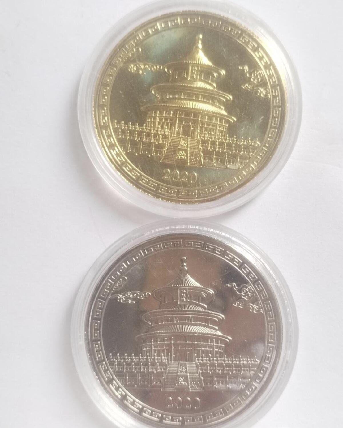 紫禁城建成600周年纪念 2枚。镀金 镀银。2026/2/12