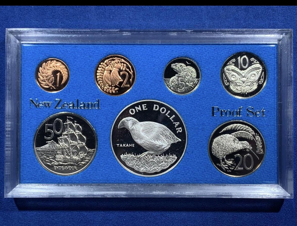 【已送拍】新西兰1982年伊丽莎白二世精制套币，其中最大面值的南秧鸡一元为银币，27.2克，925银 2026/2/18