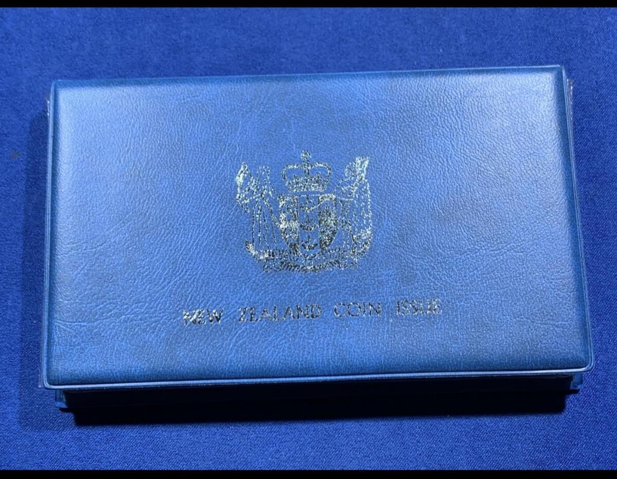 【已送拍】新西兰1982年伊丽莎白二世精制套币，其中最大面值的南秧鸡一元为银币，27.2克，925银 2026/2/18