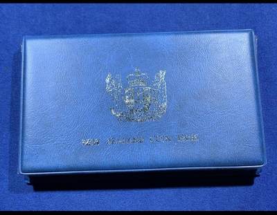 【已送拍】新西兰1982年伊丽莎白二世精制套币，其中最大面值的南秧鸡一元为银币，27.2克，925银 2026/2/18