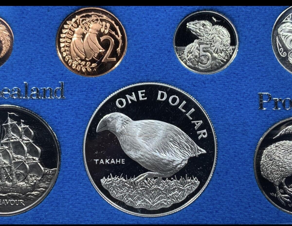 【已送拍】新西兰1982年伊丽莎白二世精制套币，其中最大面值的南秧鸡一元为银币，27.2克，925银 2026/2/18