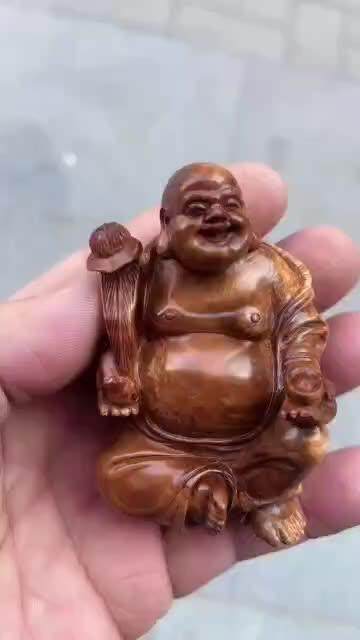 “大肚能容，容天下难容之事；开口便笑，笑世间可笑之人