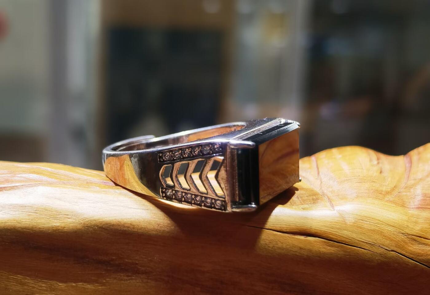 A货翡翠，墨翠男戒种水较好如镜面​无杂无裂打灯透光​裸石尺寸:14mm*9mm纯银镶嵌可调节指圈。