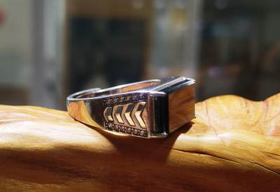 A货翡翠，墨翠男戒种水较好如镜面​无杂无裂打灯透光​裸石尺寸:14mm*9mm纯银镶嵌可调节指圈。