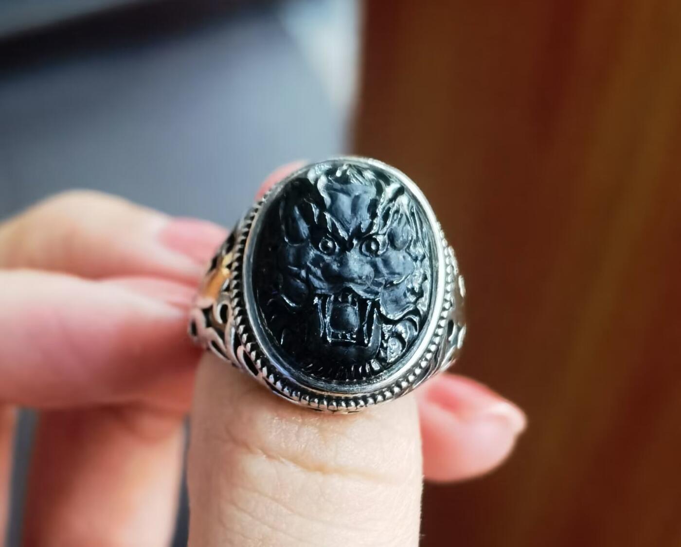 纯天然A货墨翠霸气龙头男款戒指​无杂无裂打灯透光​裸石尺寸:18mm*14mm纯银镶嵌可调节指圈。