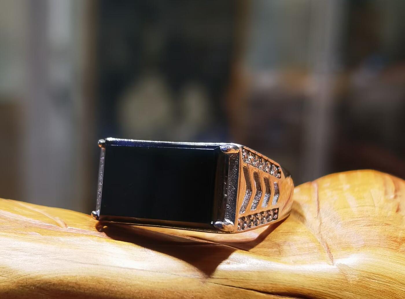 A货翡翠，墨翠男戒种水较好如镜面​无杂无裂打灯透光​裸石尺寸:14mm*9mm纯银镶嵌可调节指圈。