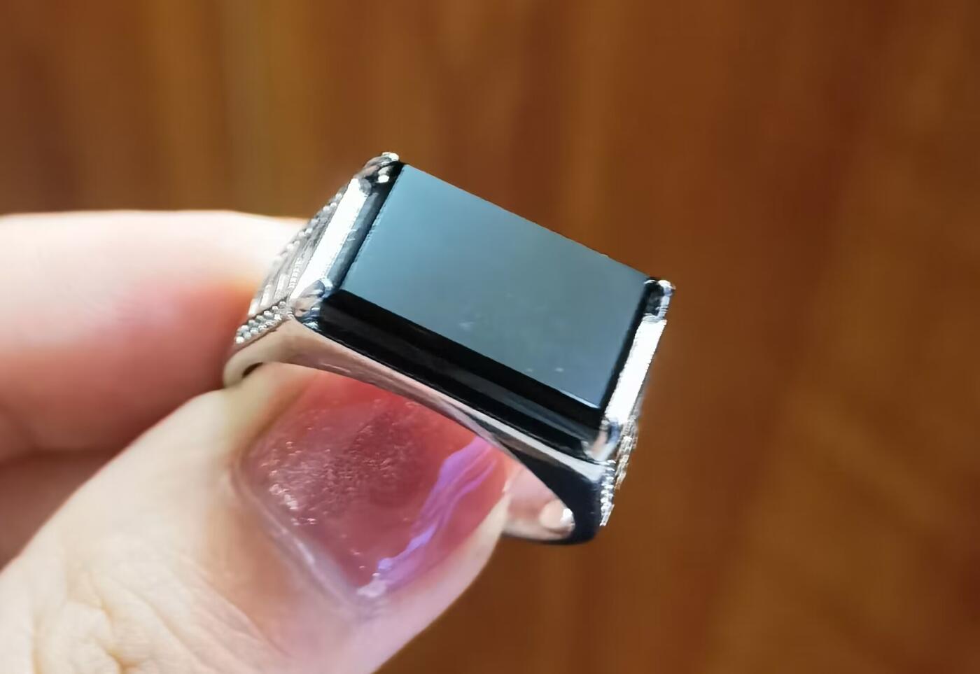 A货翡翠，墨翠男戒种水较好如镜面​无杂无裂打灯透光​裸石尺寸:14mm*9mm纯银镶嵌可调节指圈。