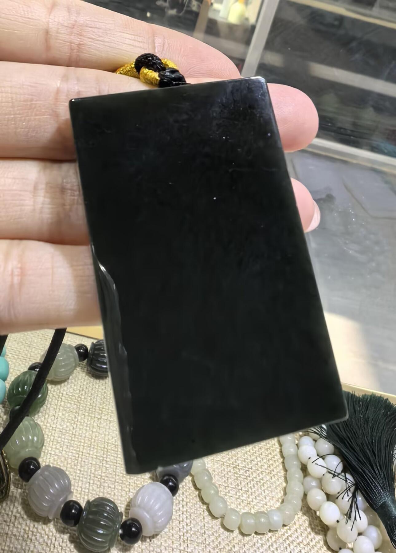 墨翠平安无事牌男款吊坠挂件，冰透水润透光度高，尺寸:5.6*3.4*1.0cm无杂无裂