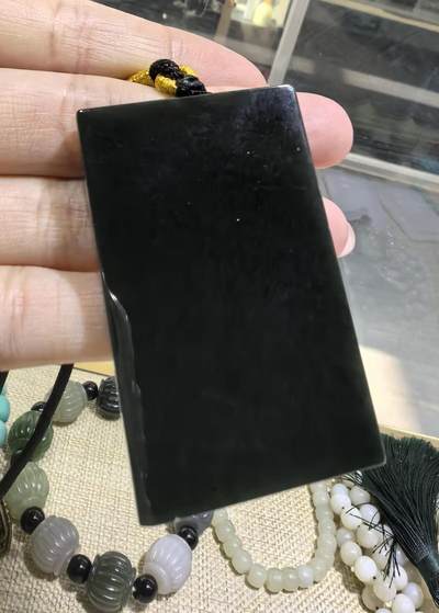 墨翠平安无事牌男款吊坠挂件，冰透水润透光度高，尺寸:5.6*3.4*1.0cm无杂无裂