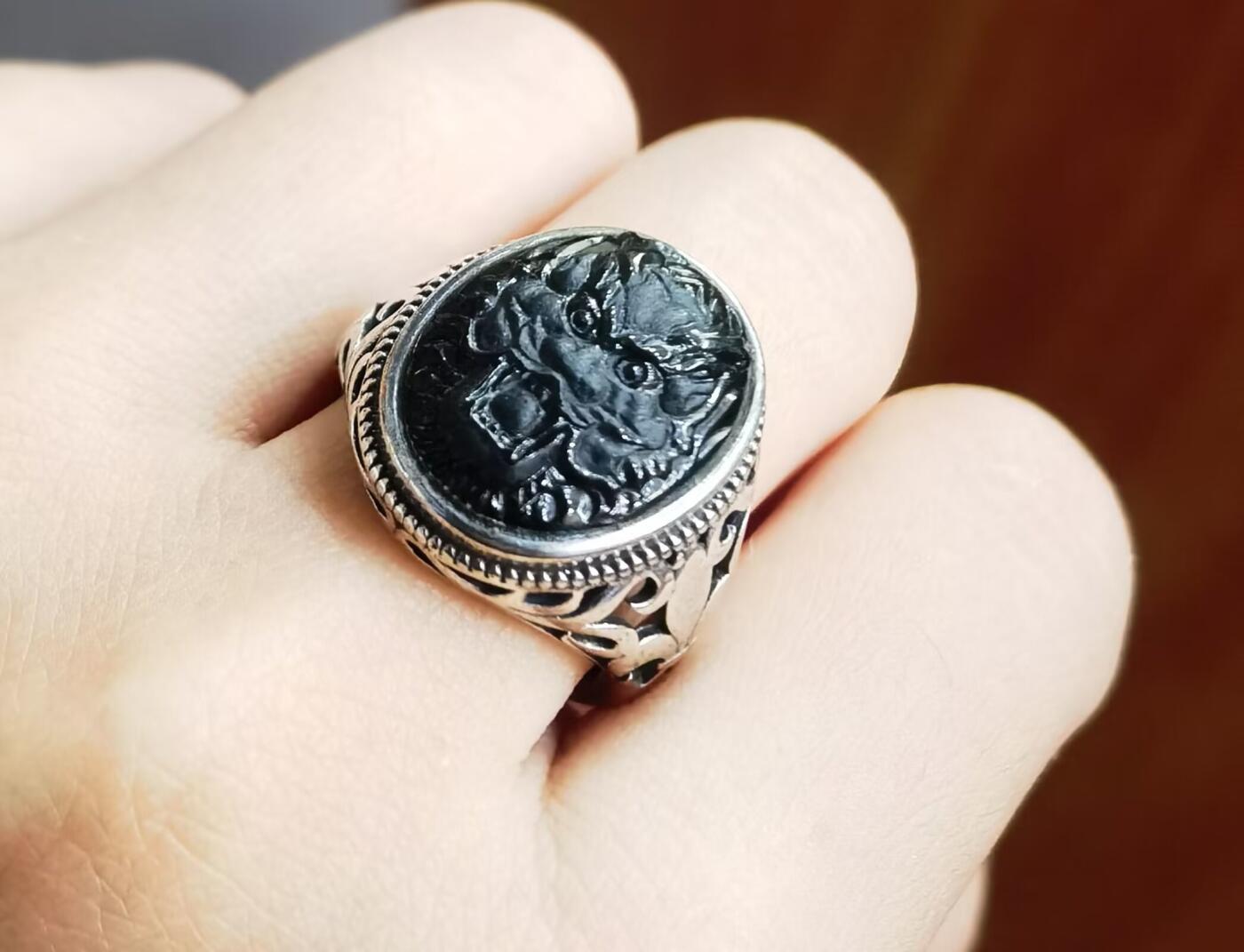 纯天然A货墨翠霸气龙头男款戒指​无杂无裂打灯透光​裸石尺寸:18mm*14mm纯银镶嵌可调节指圈。