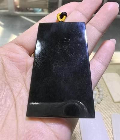 墨翠平安无事牌男款吊坠挂件，冰透水润透光度高，尺寸:5.6*3.4*1.0cm无杂无裂