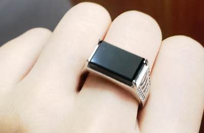 A货翡翠，墨翠男戒种水较好如镜面​无杂无裂打灯透光​裸石尺寸:14mm*9mm纯银镶嵌可调节指圈。