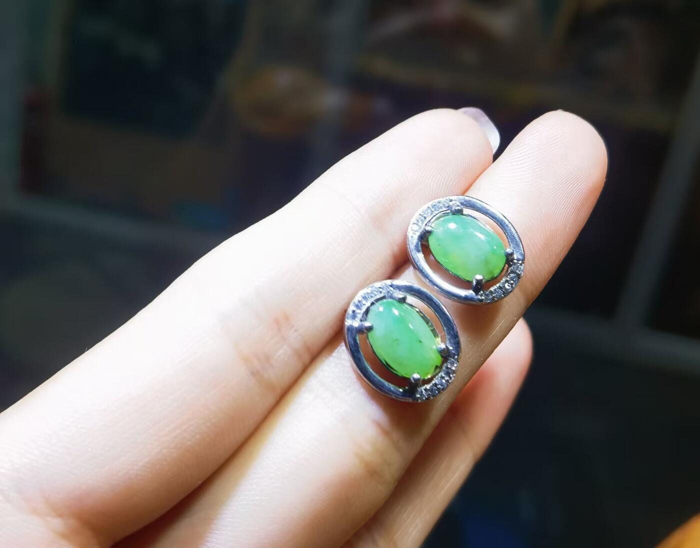 纯天然翡翠阳绿耳钉水润冰透9mm*6mm​银镶。
​