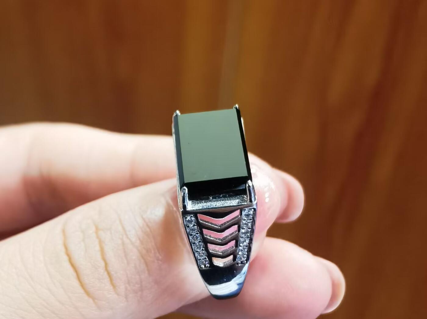 A货翡翠，墨翠男戒种水较好如镜面​无杂无裂打灯透光​裸石尺寸:14mm*9mm纯银镶嵌可调节指圈。