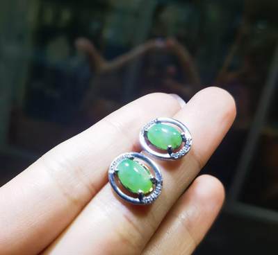 纯天然翡翠阳绿耳钉水润冰透9mm*6mm​银镶。
​