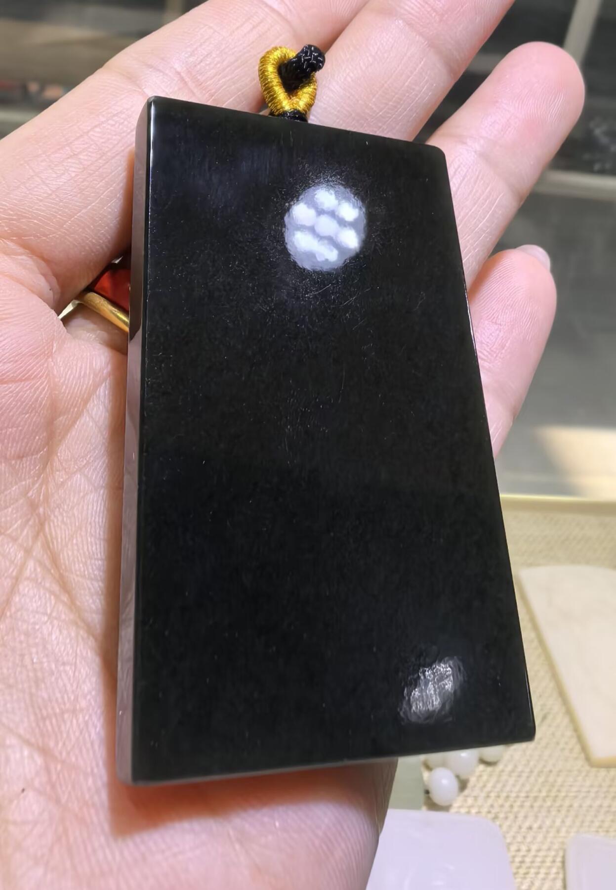 墨翠平安无事牌男款吊坠挂件，冰透水润透光度高，尺寸:5.6*3.4*1.0cm无杂无裂