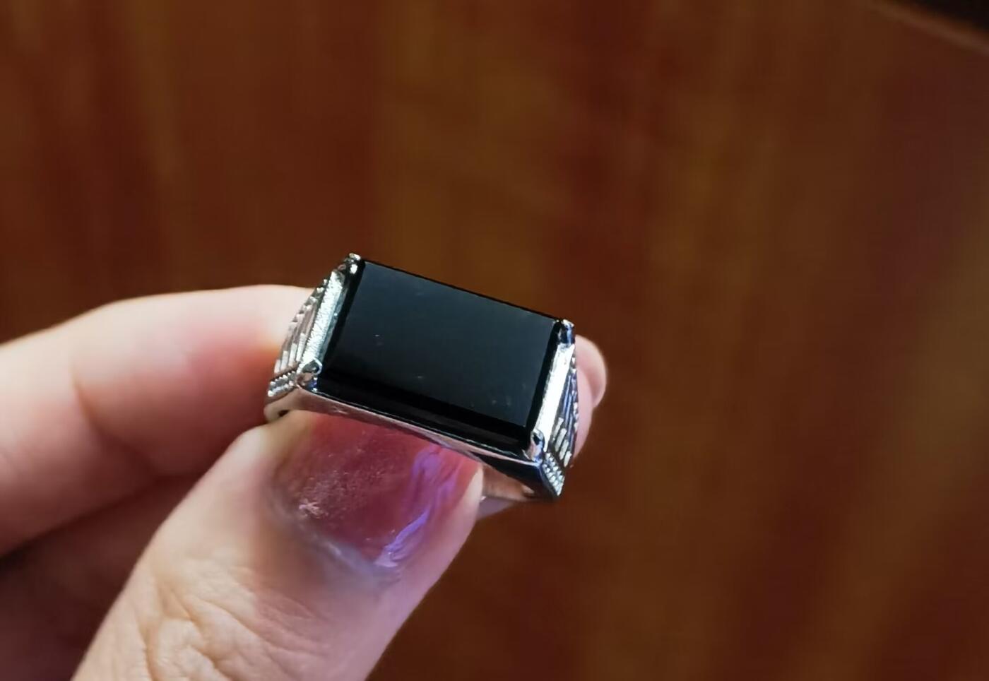 A货翡翠，墨翠男戒种水较好如镜面​无杂无裂打灯透光​裸石尺寸:14mm*9mm纯银镶嵌可调节指圈。