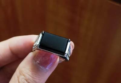 A货翡翠，墨翠男戒种水较好如镜面​无杂无裂打灯透光​裸石尺寸:14mm*9mm纯银镶嵌可调节指圈。