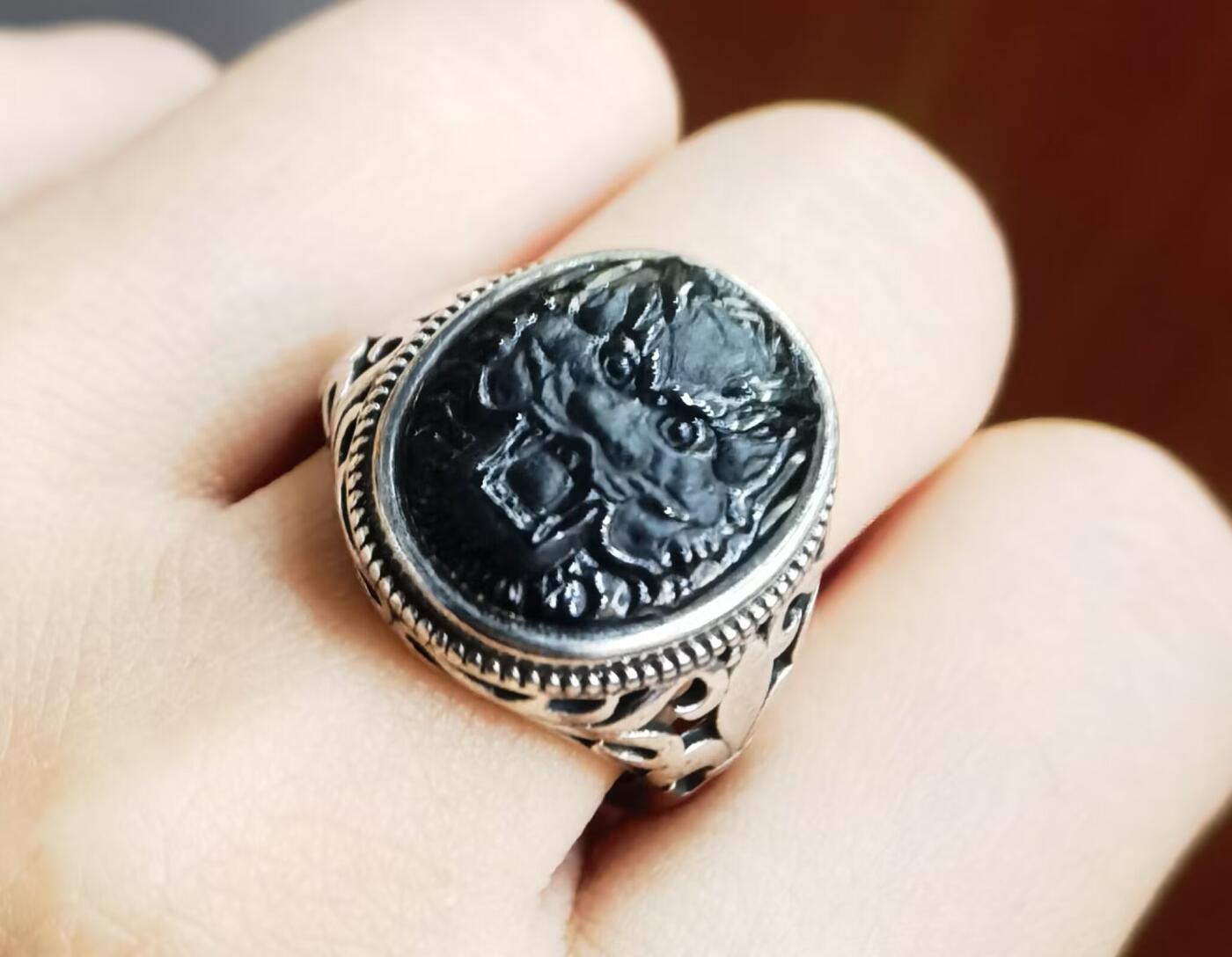纯天然A货墨翠霸气龙头男款戒指​无杂无裂打灯透光​裸石尺寸:18mm*14mm纯银镶嵌可调节指圈。