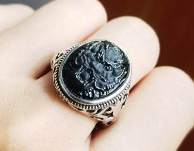 纯天然A货墨翠霸气龙头男款戒指​无杂无裂打灯透光​裸石尺寸:18mm*14mm纯银镶嵌可调节指圈。