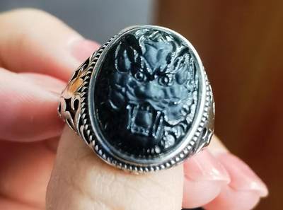 纯天然A货墨翠霸气龙头男款戒指​无杂无裂打灯透光​裸石尺寸:18mm*14mm纯银镶嵌可调节指圈。