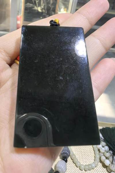 墨翠平安无事牌男款吊坠挂件，冰透水润透光度高，尺寸:5.6*3.4*1.0cm无杂无裂