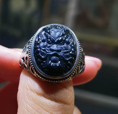 纯天然A货墨翠霸气龙头男款戒指​无杂无裂打灯透光​裸石尺寸:18mm*14mm纯银镶嵌可调节指圈。