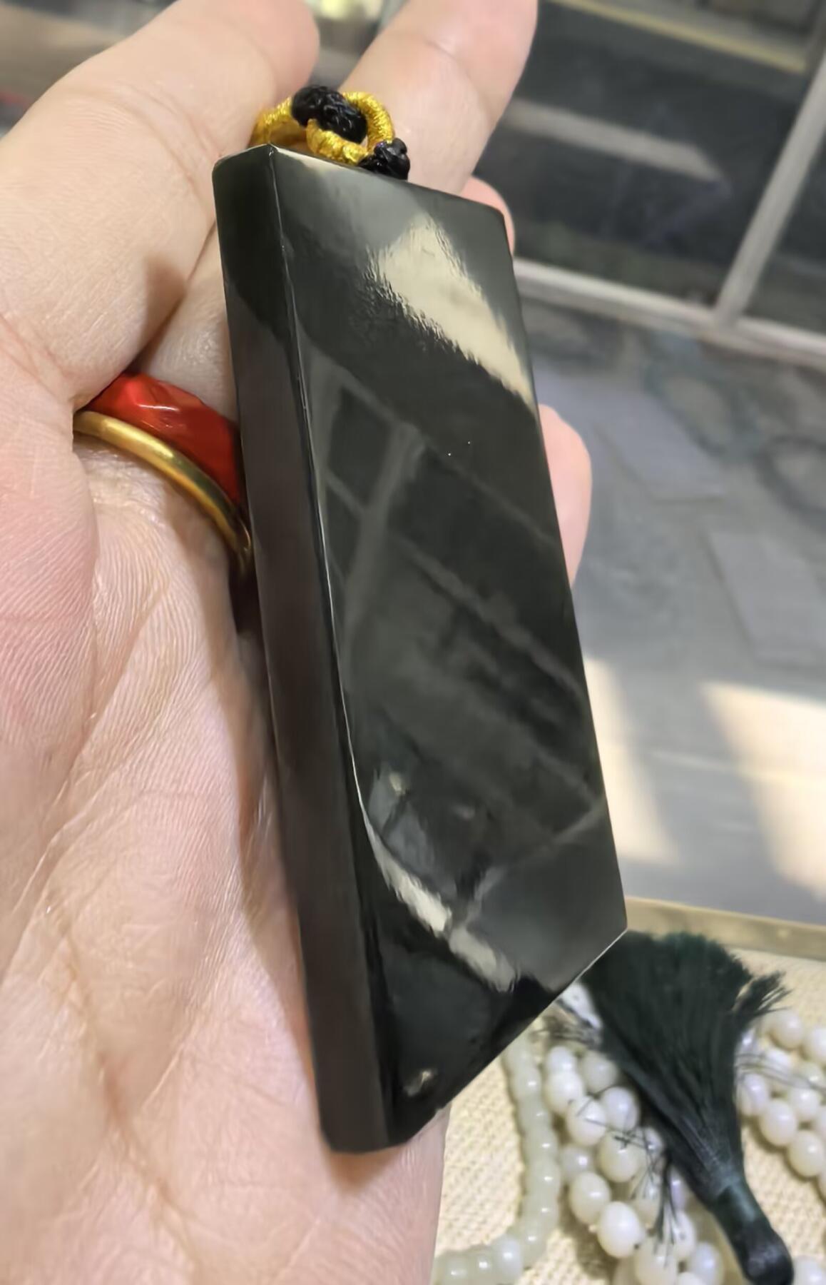 墨翠平安无事牌男款吊坠挂件，冰透水润透光度高，尺寸:5.6*3.4*1.0cm无杂无裂