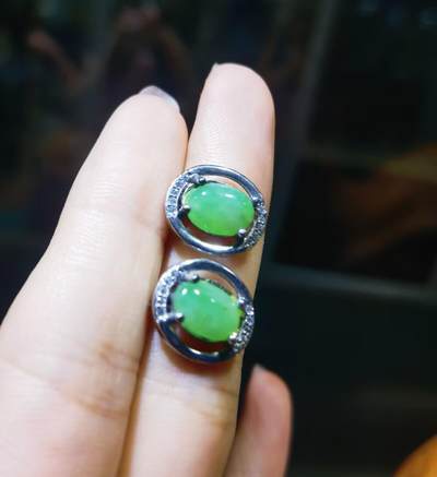 纯天然翡翠阳绿耳钉水润冰透9mm*6mm​银镶。
​