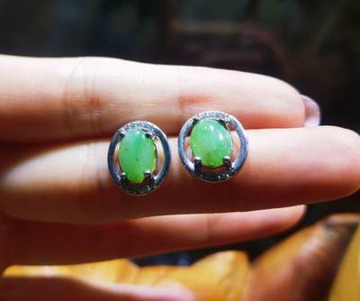 纯天然翡翠阳绿耳钉水润冰透9mm*6mm​银镶。
​