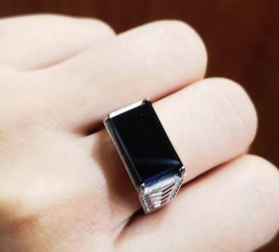 A货翡翠，墨翠男戒种水较好如镜面​无杂无裂打灯透光​裸石尺寸:14mm*9mm纯银镶嵌可调节指圈。