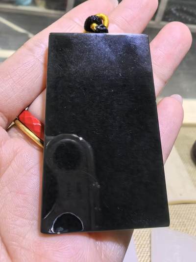 墨翠平安无事牌男款吊坠挂件，冰透水润透光度高，尺寸:5.6*3.4*1.0cm无杂无裂