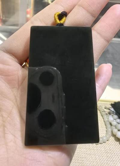 墨翠平安无事牌男款吊坠挂件，冰透水润透光度高，尺寸:5.6*3.4*1.0cm无杂无裂