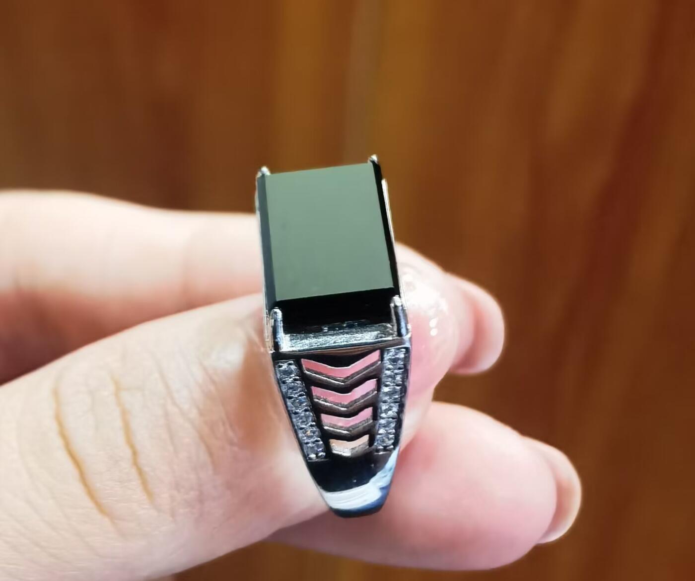 A货翡翠，墨翠男戒种水较好如镜面​无杂无裂打灯透光​裸石尺寸:14mm*9mm纯银镶嵌可调节指圈。