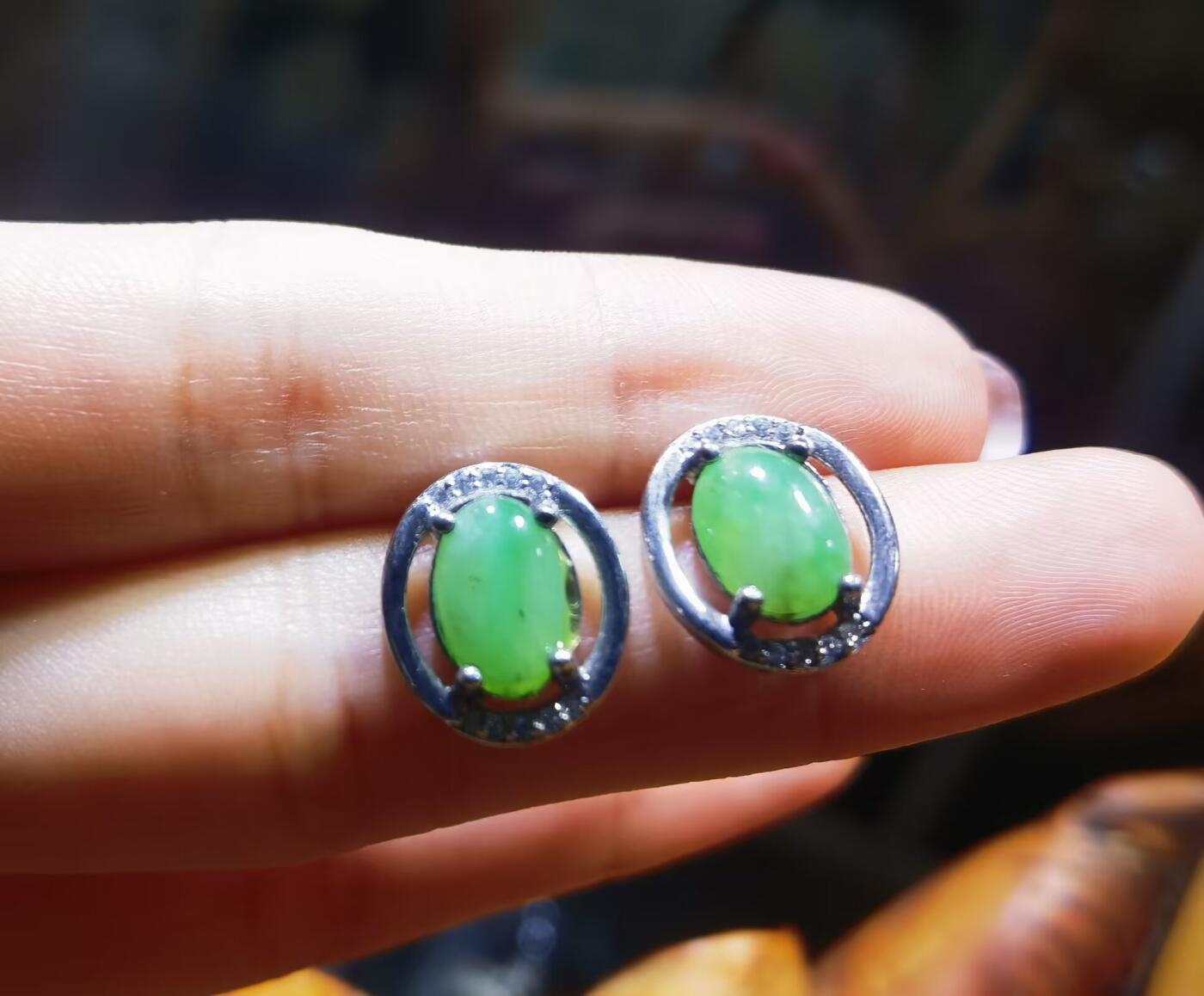 纯天然翡翠阳绿耳钉水润冰透9mm*6mm​银镶。
​