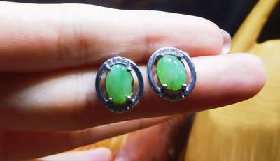 纯天然翡翠阳绿耳钉水润冰透9mm*6mm​银镶。
​