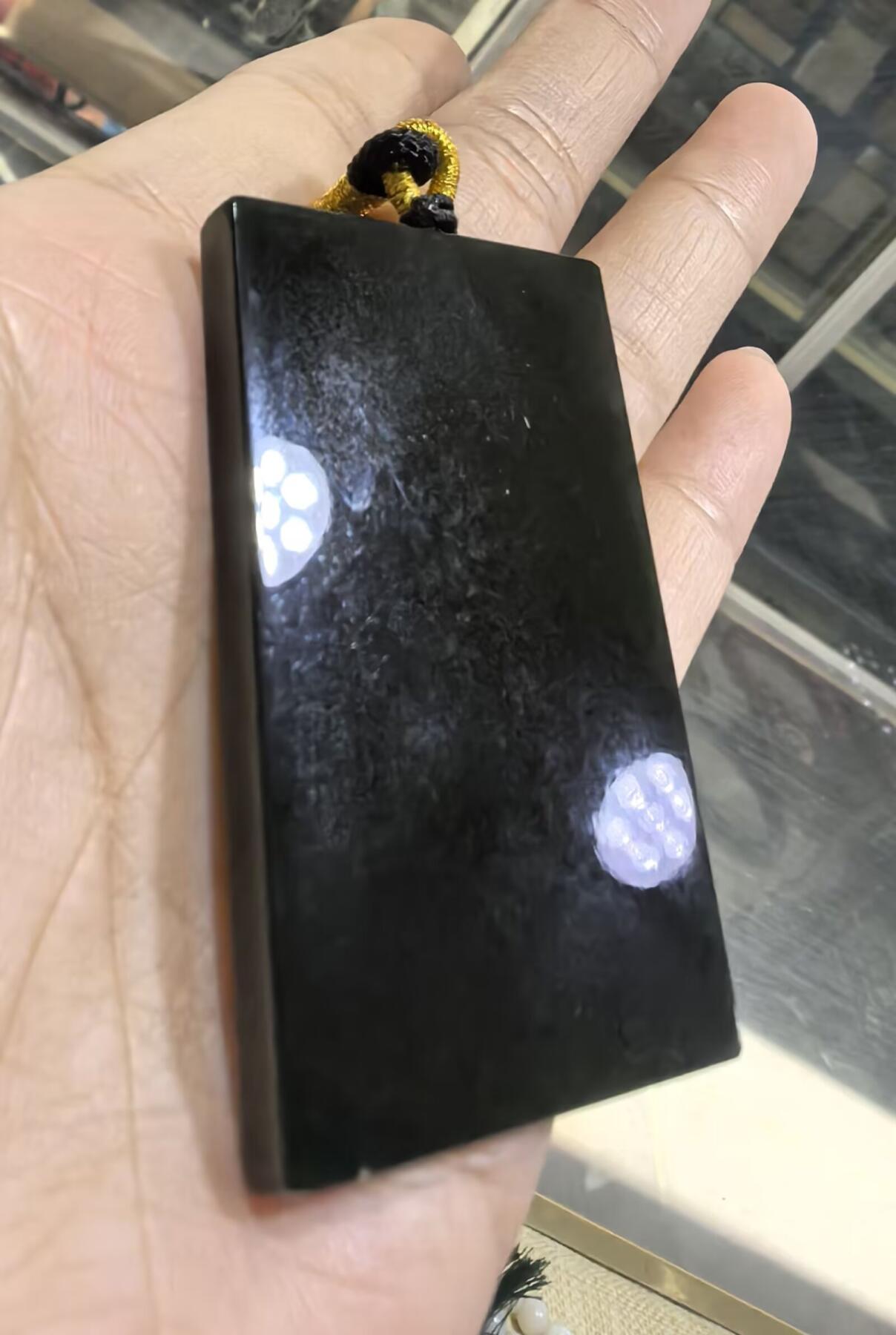 墨翠平安无事牌男款吊坠挂件，冰透水润透光度高，尺寸:5.6*3.4*1.0cm无杂无裂