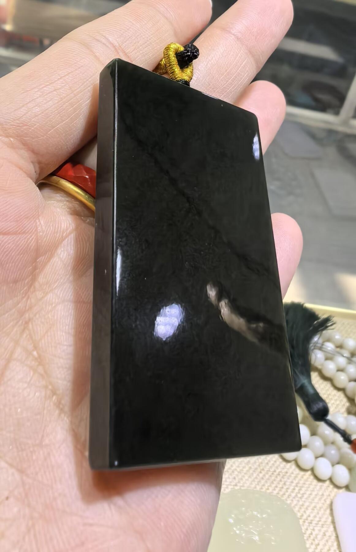 墨翠平安无事牌男款吊坠挂件，冰透水润透光度高，尺寸:5.6*3.4*1.0cm无杂无裂