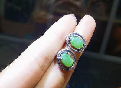 纯天然翡翠阳绿耳钉水润冰透9mm*6mm​银镶。
​