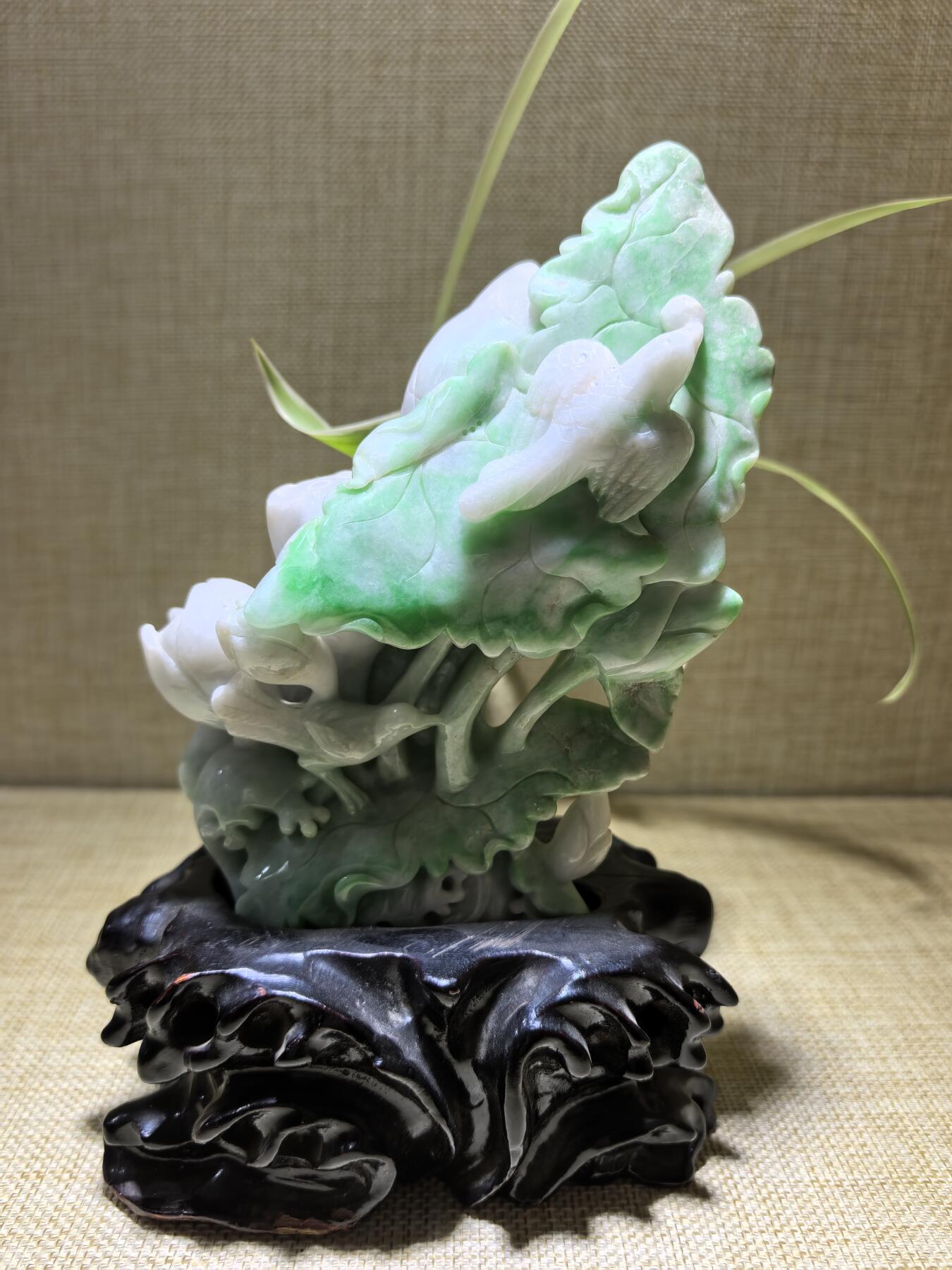 纯天然A货翡翠合家欢喜摆件，双面精雕细刻，色泽鲜艳夺目，寓意吉祥。含底座尺寸：高：18cm宽11cm。