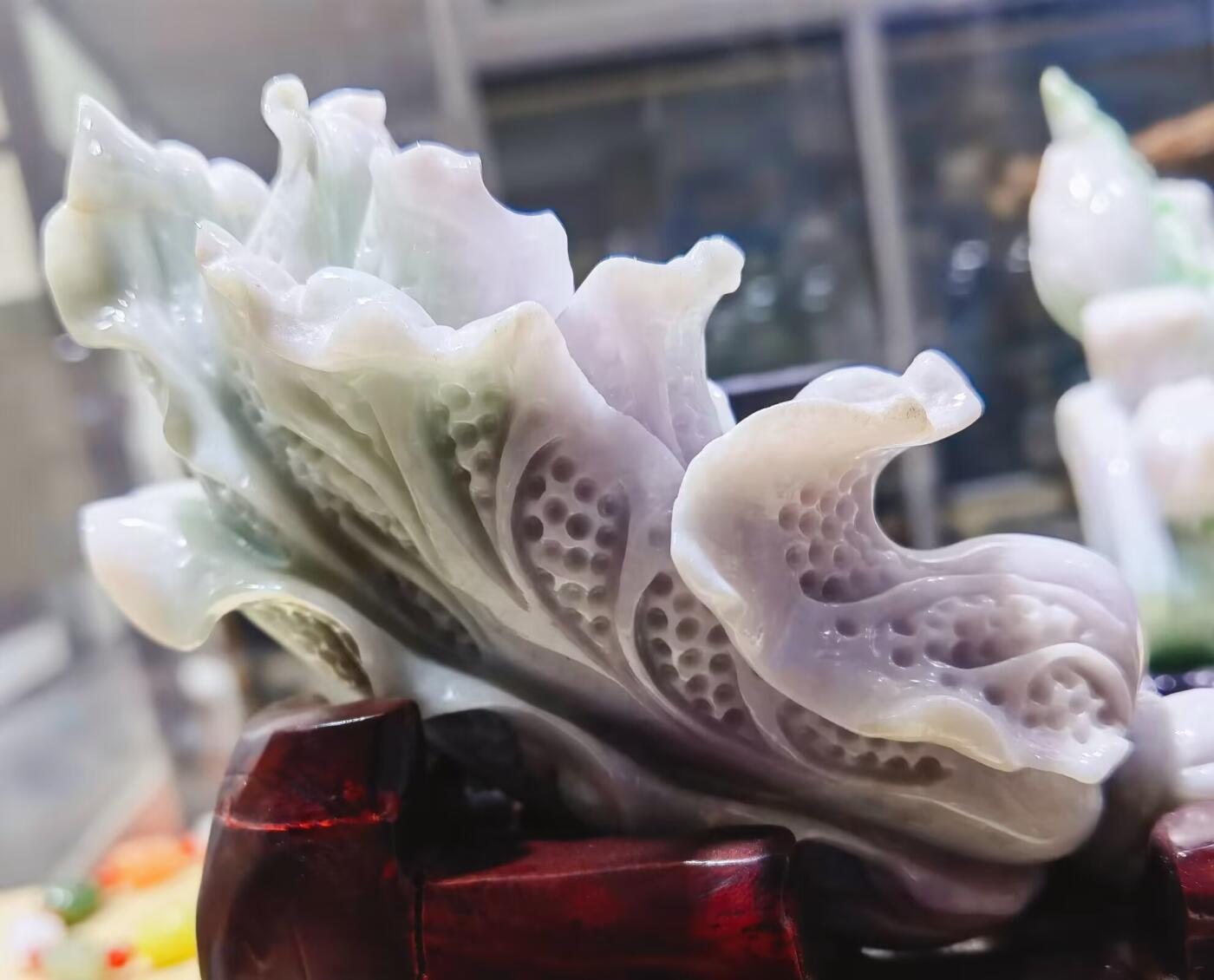 A货翡翠春带彩双色白菜摆件，尺寸含底座:15cm*13cm白菜因其名称谐音“遇百财”而被赋予招财纳福、富贵清白的寓意。附国检证书！