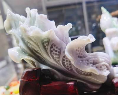 A货翡翠春带彩双色白菜摆件，尺寸含底座:15cm*13cm白菜因其名称谐音“遇百财”而被赋予招财纳福、富贵清白的寓意。附国检证书！