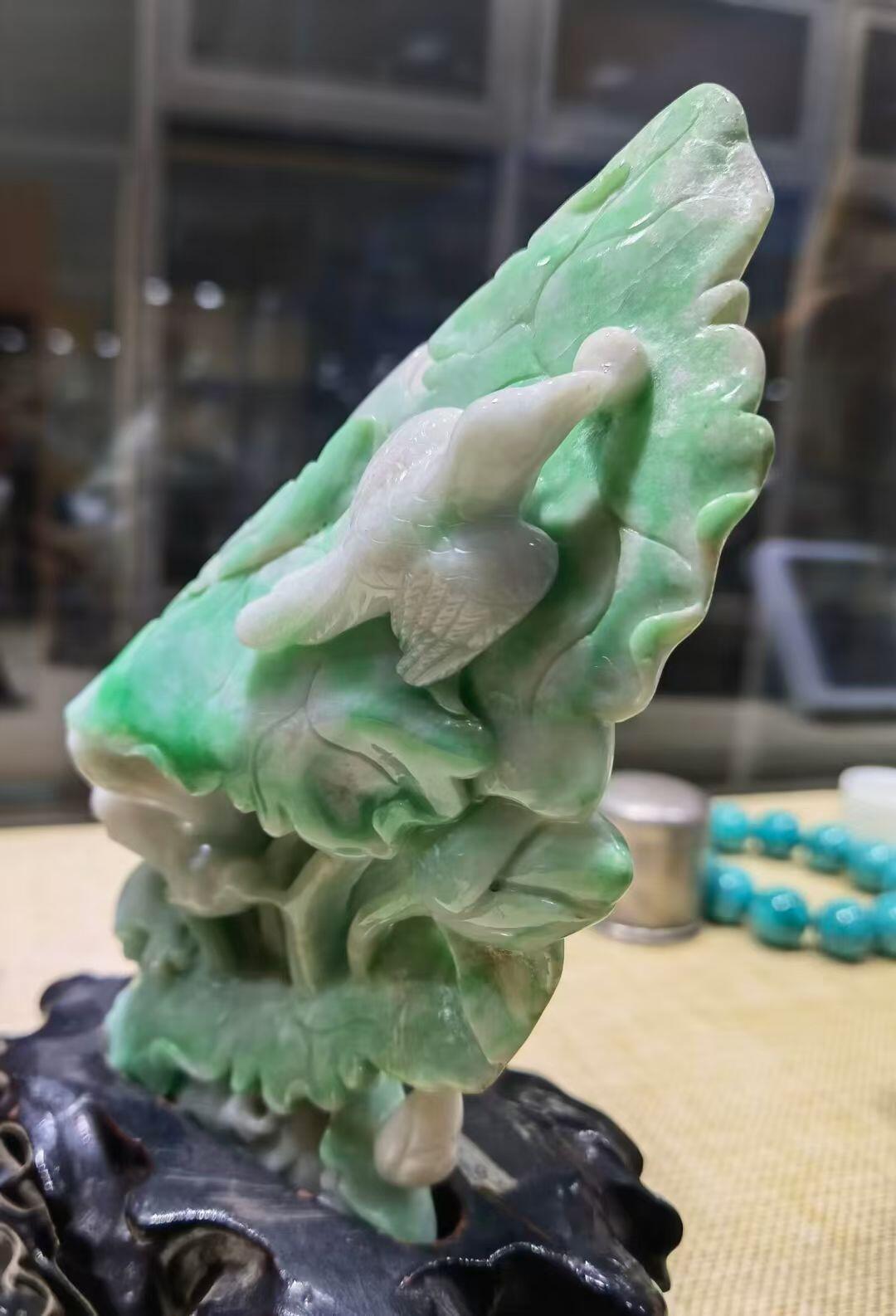 纯天然A货翡翠合家欢喜摆件，双面精雕细刻，色泽鲜艳夺目，寓意吉祥。含底座尺寸：高：18cm宽11cm。