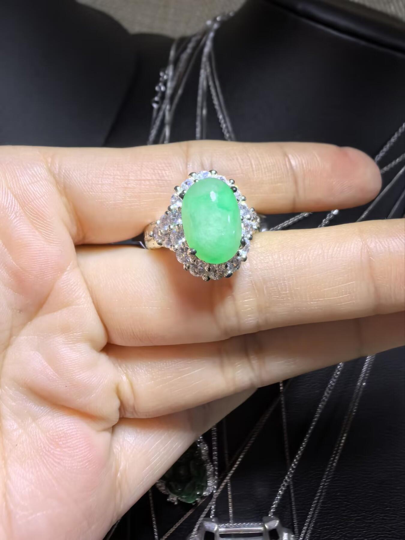 纯天然A货缅甸翡翠阳绿戒面戒指女款，佩戴清新脱俗，色泽明艳，清爽干净。（铜托只为突显戒面展示效果可代镶金）裸石尺寸：1.2cm*0.9cm。实物实拍，支持复检。