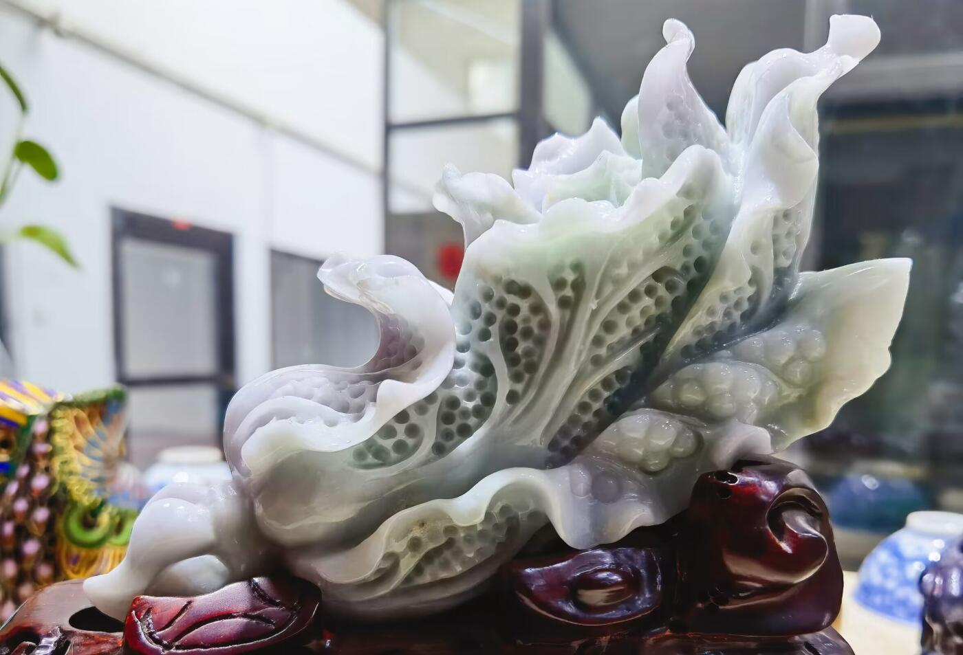 A货翡翠春带彩双色白菜摆件，尺寸含底座:15cm*13cm白菜因其名称谐音“遇百财”而被赋予招财纳福、富贵清白的寓意。附国检证书！
