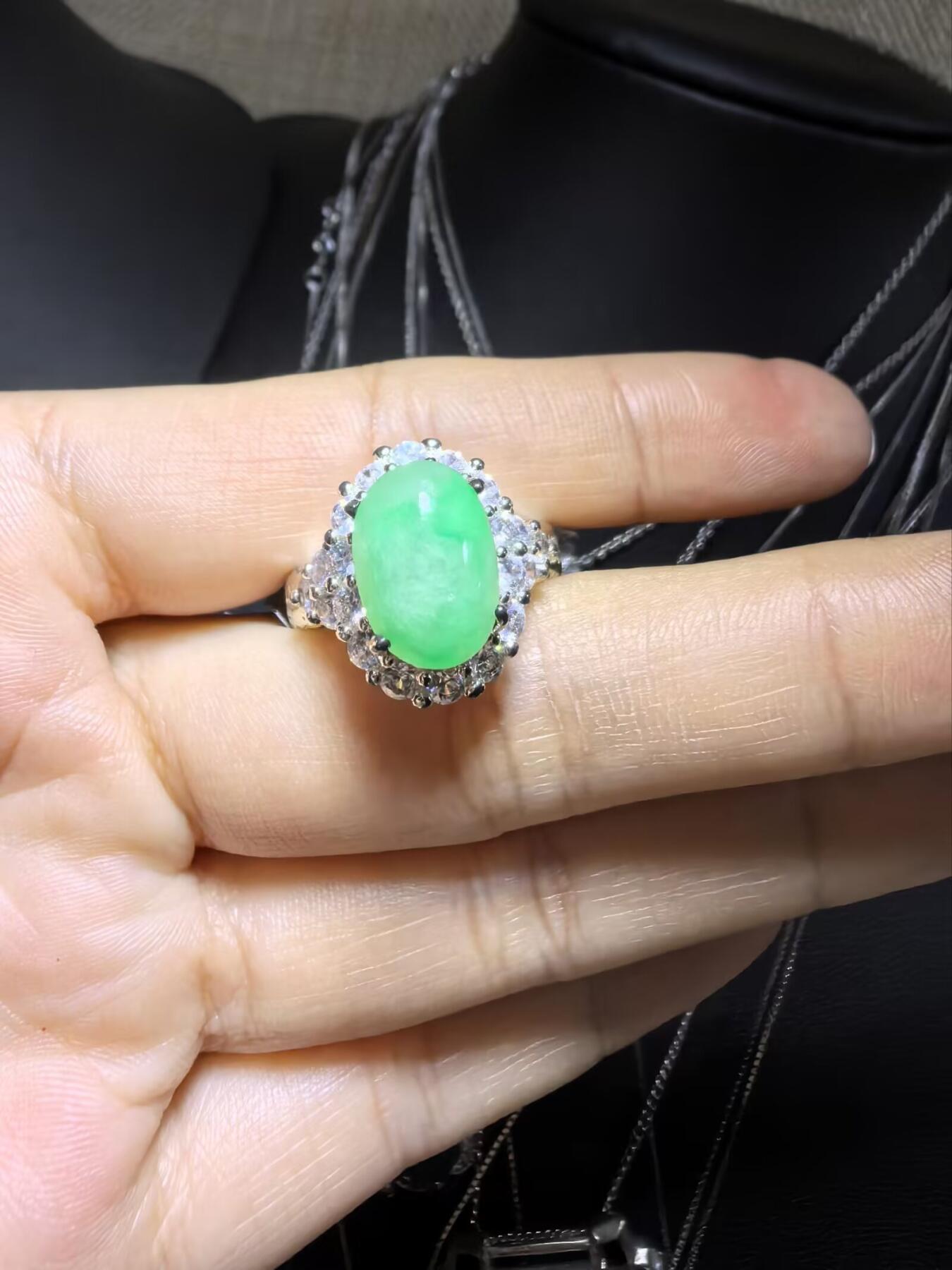 纯天然A货缅甸翡翠阳绿戒面戒指女款，佩戴清新脱俗，色泽明艳，清爽干净。（铜托只为突显戒面展示效果可代镶金）裸石尺寸：1.2cm*0.9cm。实物实拍，支持复检。