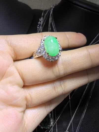 纯天然A货缅甸翡翠阳绿戒面戒指女款，佩戴清新脱俗，色泽明艳，清爽干净。（铜托只为突显戒面展示效果可代镶金）裸石尺寸：1.2cm*0.9cm。实物实拍，支持复检。