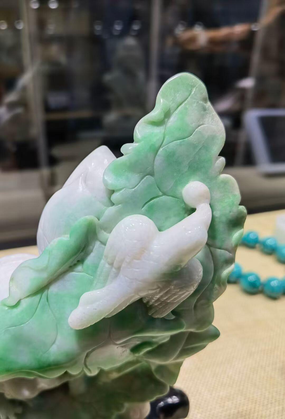 纯天然A货翡翠合家欢喜摆件，双面精雕细刻，色泽鲜艳夺目，寓意吉祥。含底座尺寸：高：18cm宽11cm。